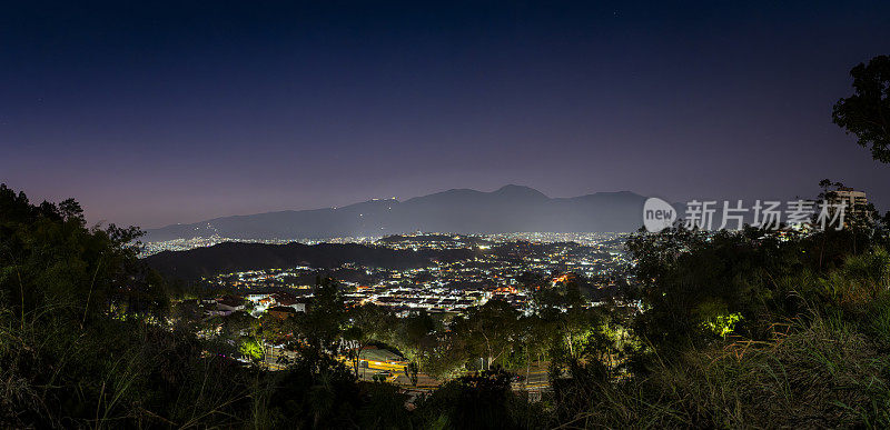 全景高角度夜景加拉加斯市山谷与埃尔阿维拉山在背景。巨大的+ 60mpix分辨率的多个合成图像。